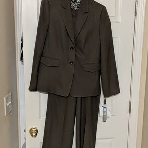 Tahari 2 Piece Ladies  Pant Suit Olive Green
